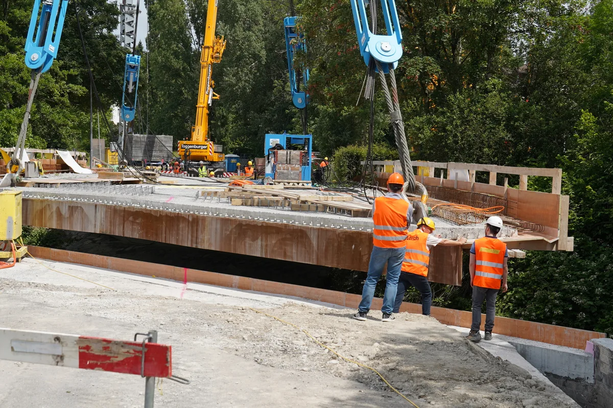 Transport von Brueckenplatte über dem Aabach in Niederuster.